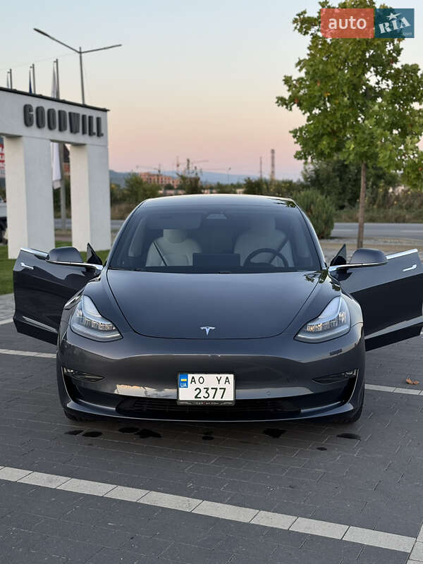 Седан Tesla Model 3 2020 в Мукачевому