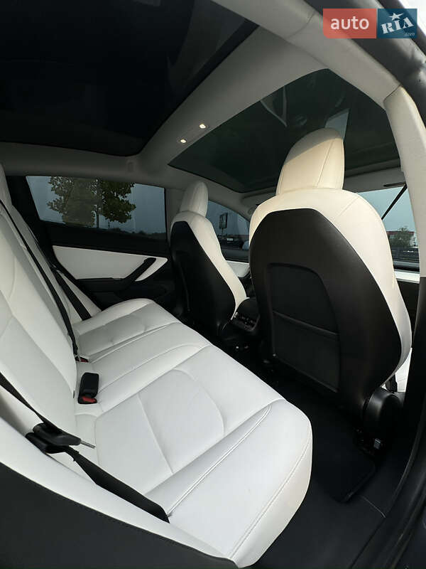 Седан Tesla Model 3 2020 в Мукачевому