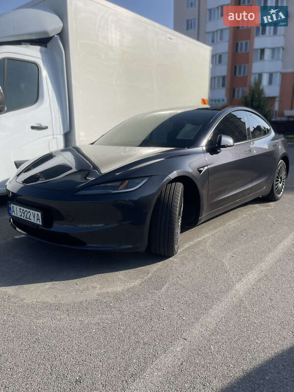 Седан Tesla Model 3 2024 в Бучі