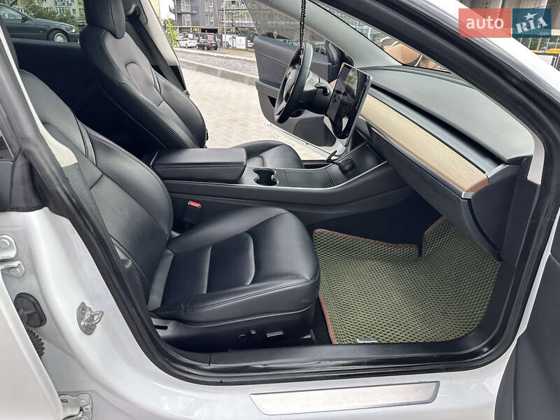Седан Tesla Model 3 2020 в Львові