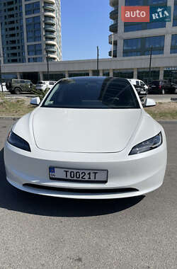 Седан Tesla Model 3 2024 в 