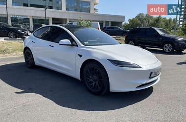 Седан Tesla Model 3 2024 в 