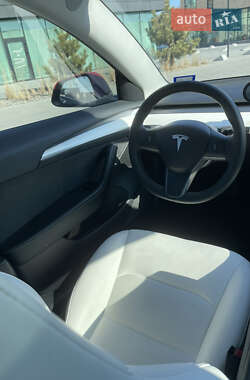 Седан Tesla Model 3 2022 в 