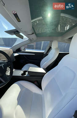 Седан Tesla Model 3 2022 в 