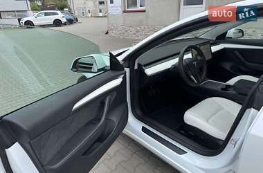 Седан Tesla Model 3 2022 в 
