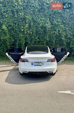 Седан Tesla Model 3 2021 в 