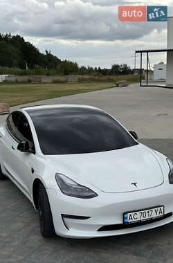 Седан Tesla Model 3 2022 в 