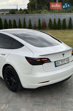 Седан Tesla Model 3 2022 в 
