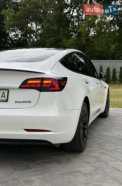 Седан Tesla Model 3 2022 в 