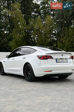 Седан Tesla Model 3 2022 в 