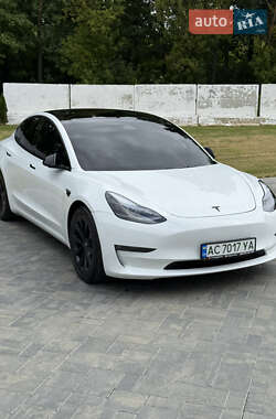 Седан Tesla Model 3 2022 в 