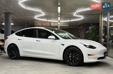 Седан Tesla Model 3 2022 в 