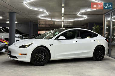 Седан Tesla Model 3 2022 в 