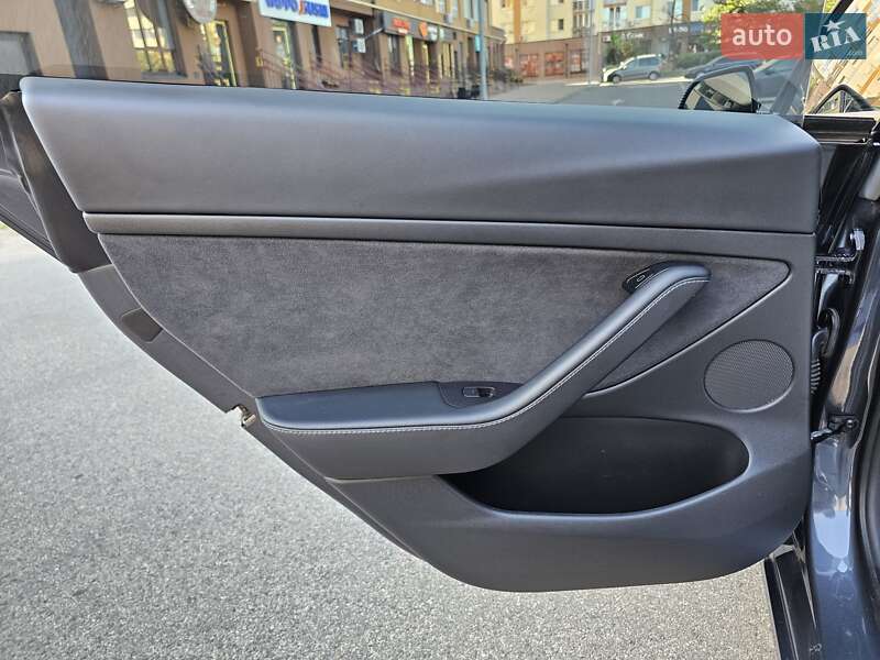 Седан Tesla Model 3 2021 в Киеве
