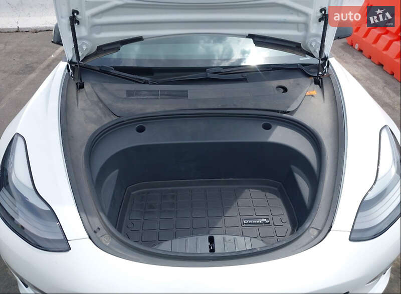 Седан Tesla Model 3 2021 в Львове