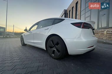 Седан Tesla Model 3 2022 в 