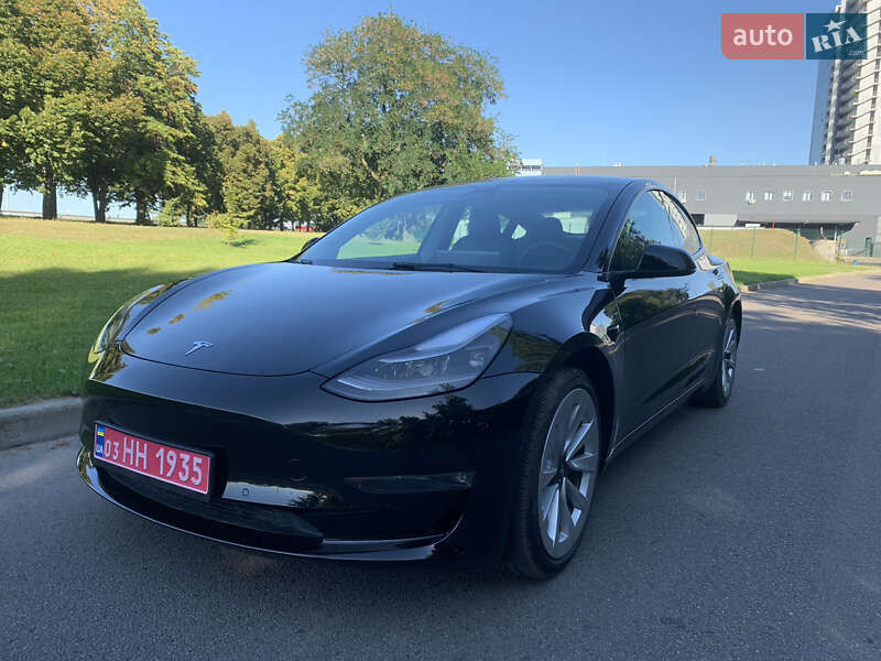 Седан Tesla Model 3 2022 в 