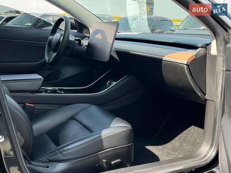 Седан Tesla Model 3 2019 в Львове