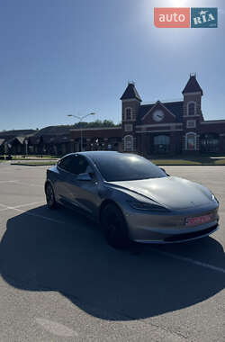 Седан Tesla Model 3 2024 в 