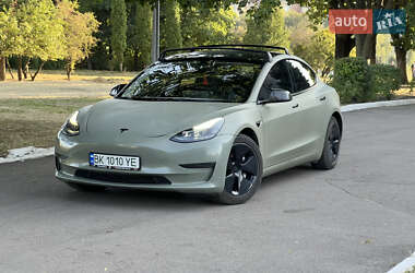 Седан Tesla Model 3 2022 в 