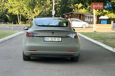 Седан Tesla Model 3 2022 в 