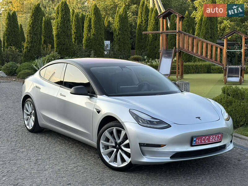 Седан Tesla Model 3 2018 в Львове