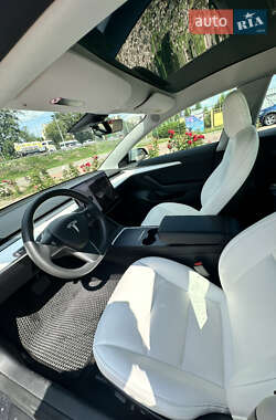 Седан Tesla Model 3 2022 в 