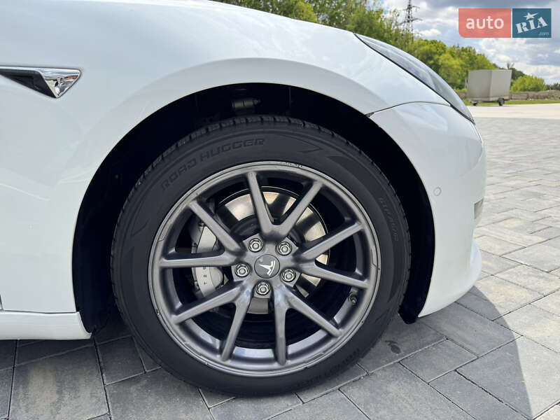 Седан Tesla Model 3 2020 в Луцке