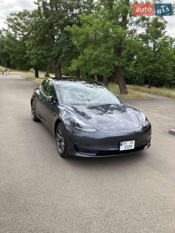 Седан Tesla Model 3 2022 в 