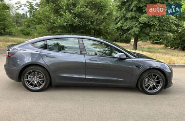 Седан Tesla Model 3 2022 в 