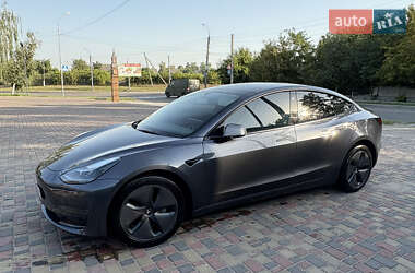 Седан Tesla Model 3 2022 в Смілі