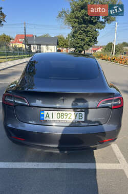Седан Tesla Model 3 2022 в Бучі