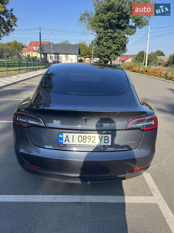 Седан Tesla Model 3 2022 в Бучі