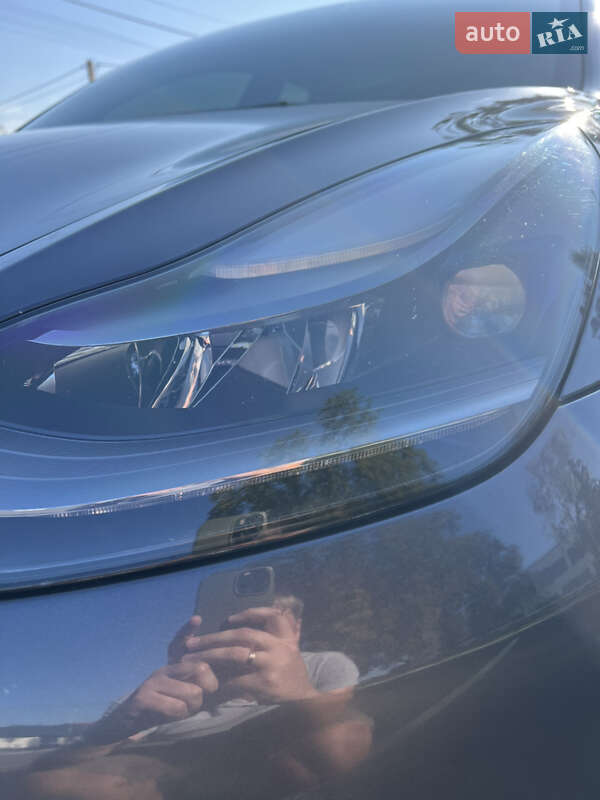 Седан Tesla Model 3 2022 в Бучі