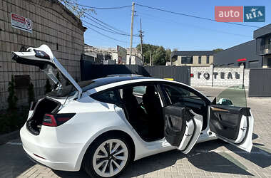 Седан Tesla Model 3 2022 в 