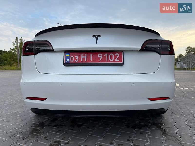 Седан Tesla Model 3 2019 в Володимирі