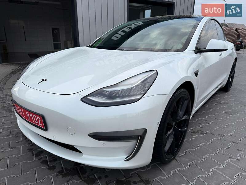 Седан Tesla Model 3 2019 в Володимирі