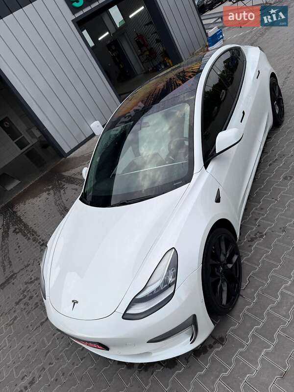Седан Tesla Model 3 2019 в Володимирі