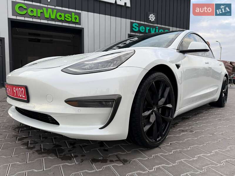 Седан Tesla Model 3 2019 в Володимирі