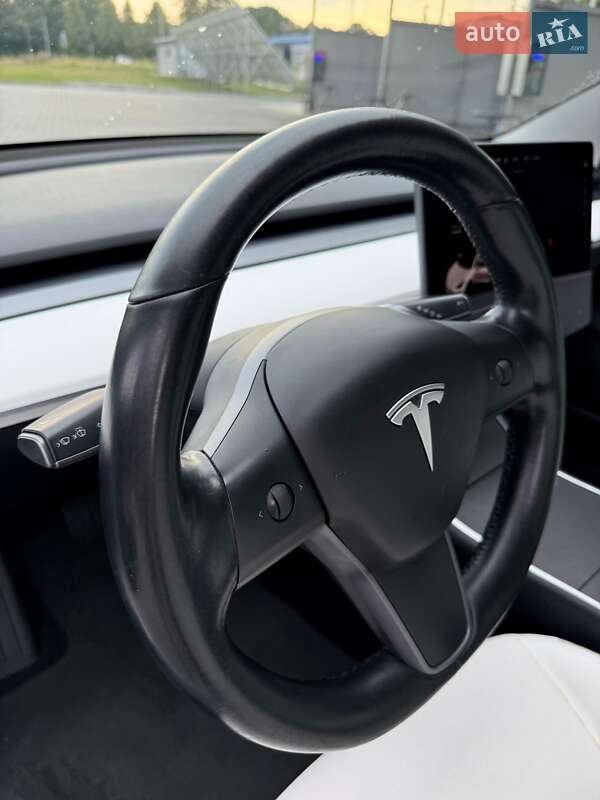 Седан Tesla Model 3 2019 в Володимирі
