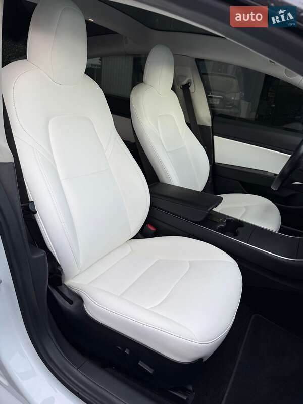 Седан Tesla Model 3 2019 в Володимирі