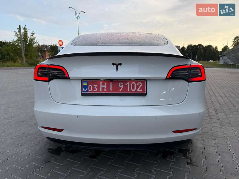 Седан Tesla Model 3 2019 в Володимирі