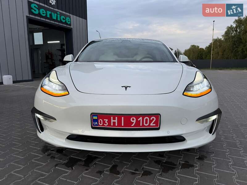 Седан Tesla Model 3 2019 в Володимирі