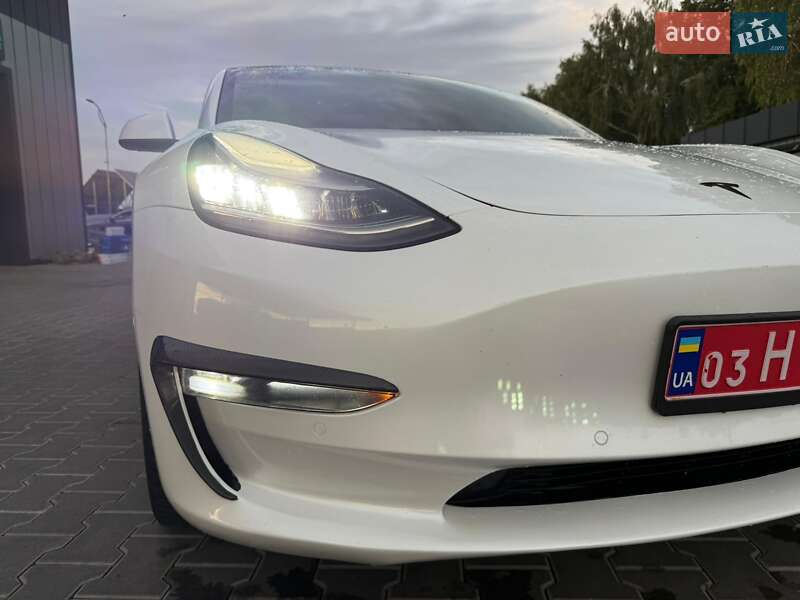 Седан Tesla Model 3 2019 в Володимирі