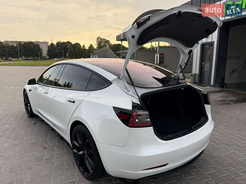Седан Tesla Model 3 2019 в Володимирі
