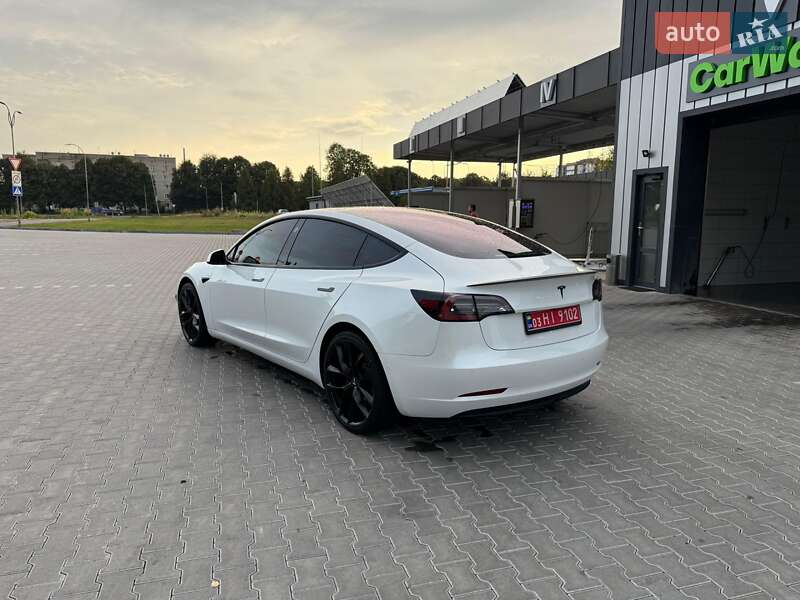 Седан Tesla Model 3 2019 в Володимирі