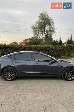Седан Tesla Model 3 2023 в 