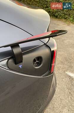 Седан Tesla Model 3 2023 в 