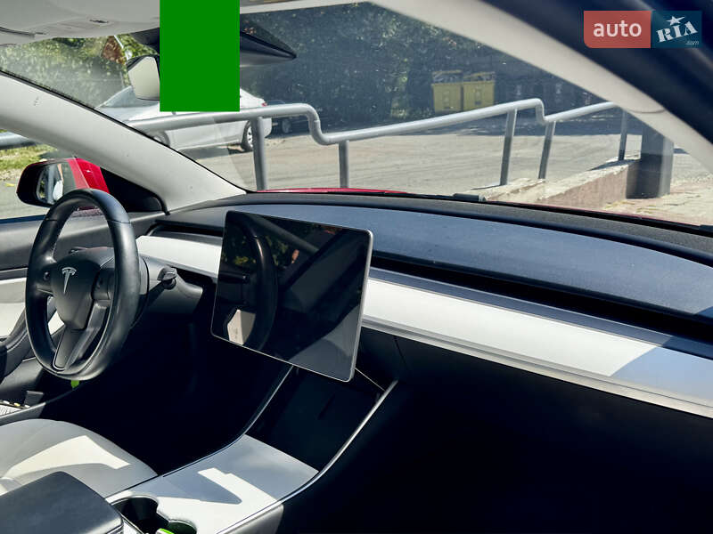Седан Tesla Model 3 2019 в Львові