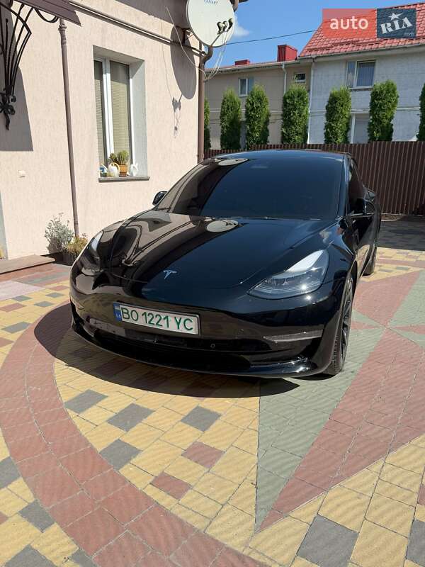Седан Tesla Model 3 2022 в 